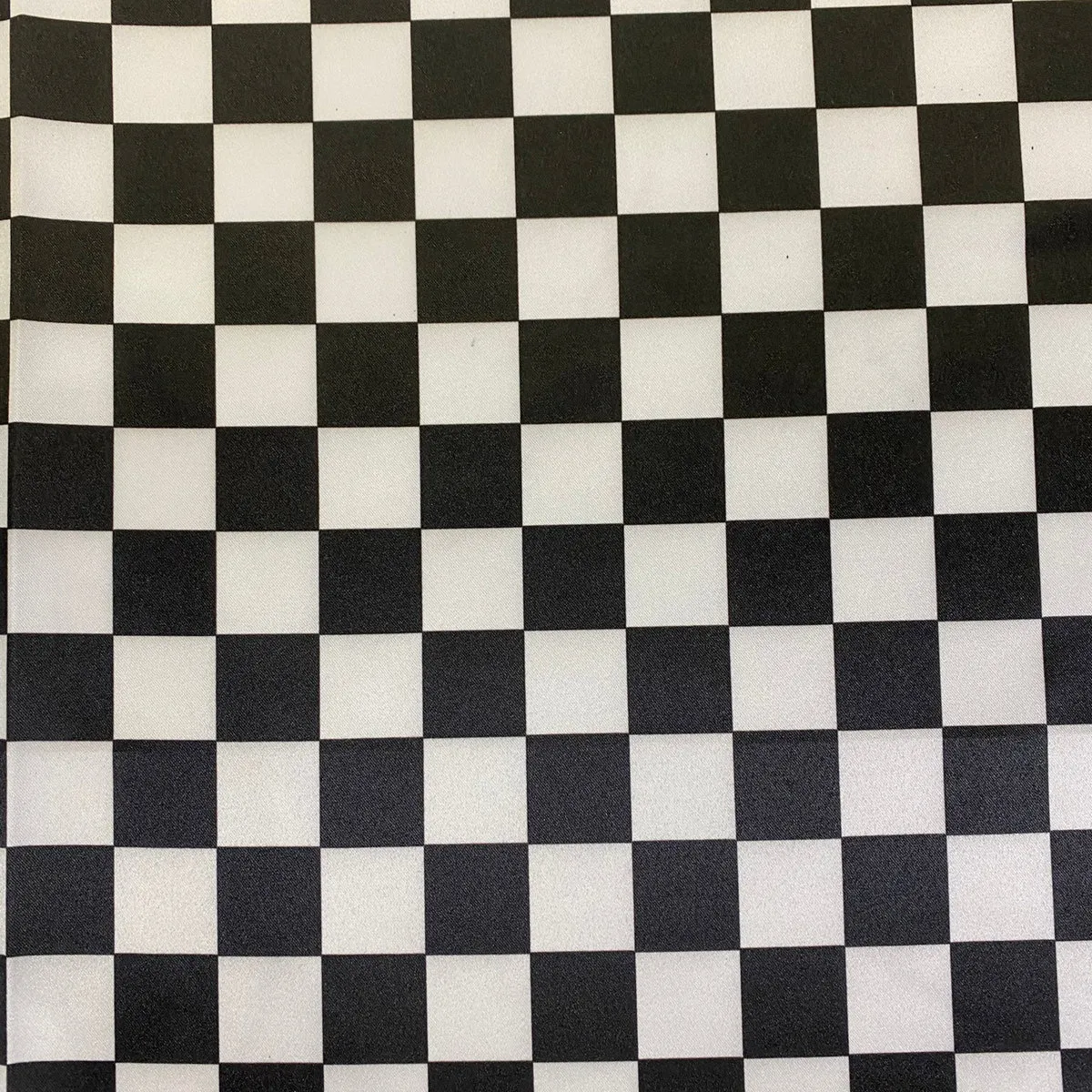 Lamour 1" & 4" Checker Table Runner in 1"x1" Checker